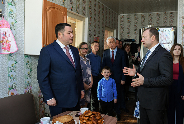 Владимир Васильев вместе с Игорем Руденей навестил многодетную семью, чей дом недавно газифицировали